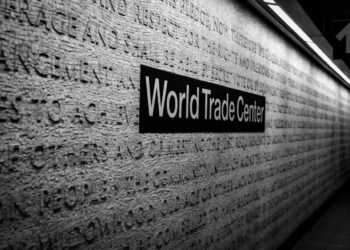 Foto hitam putih dari tanda World Trade Center