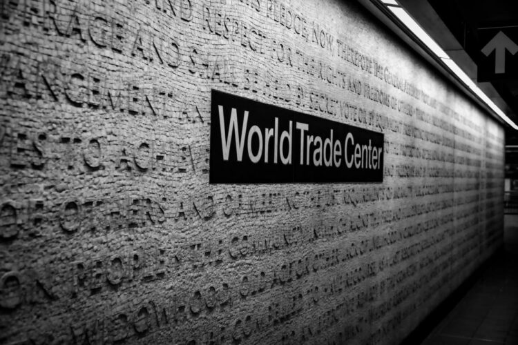 Foto hitam putih dari tanda World Trade Center