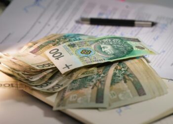 Tumpukan uang kertas mata uang Polandia di atas kertas.