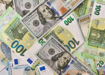 100 and 20 euro banknotes