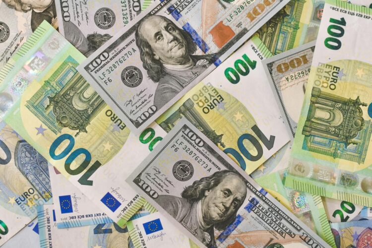 100 and 20 euro banknotes